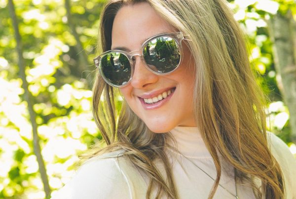 Jeune femme portant des lunettes Uniq