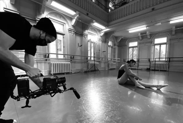 Caméraman en train de filmer une ballerine
