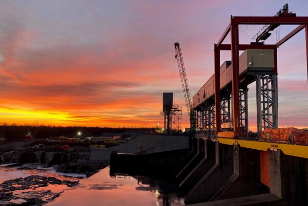 Coucher de soleil sur un chantier de Canmec de barrage.