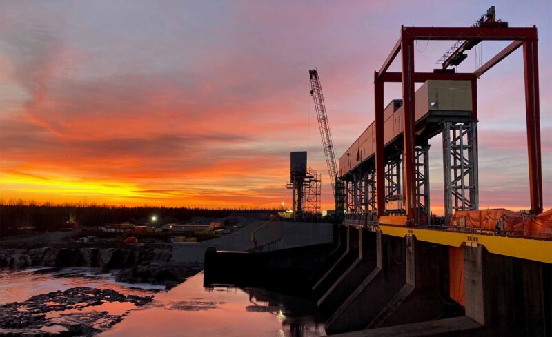 Coucher de soleil sur un chantier de Canmec de barrage.